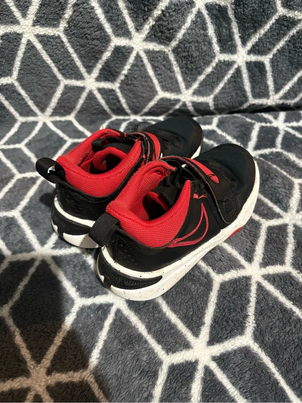 Nike Team Hustle Basketball Shoes | Size: 4Y